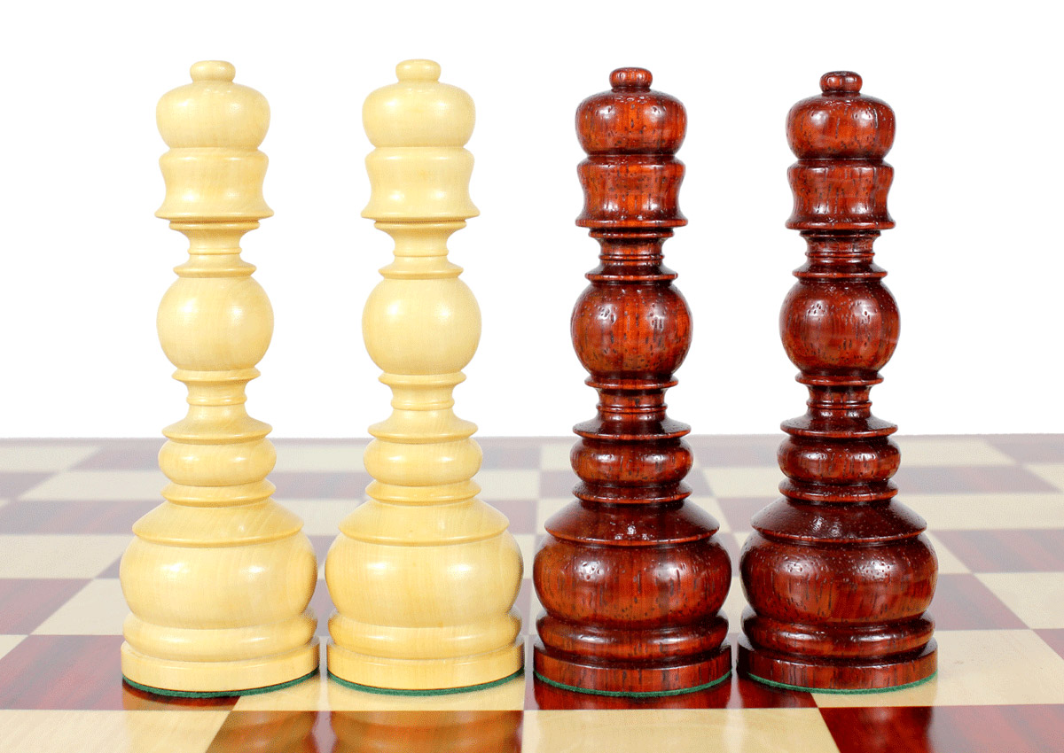 2 extra Queens provided with this set. Total 34 Chess Pieces.