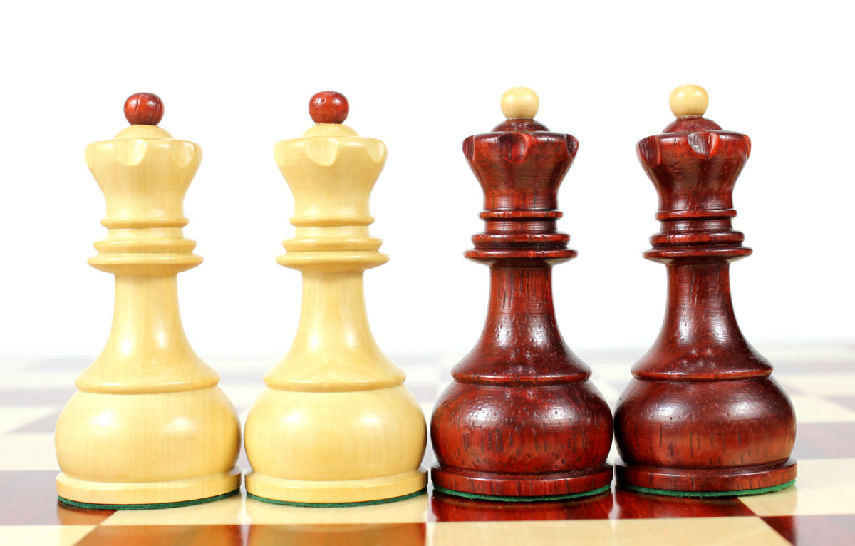 2 extra Queens provided with this set. Total 34 Chess Pieces.