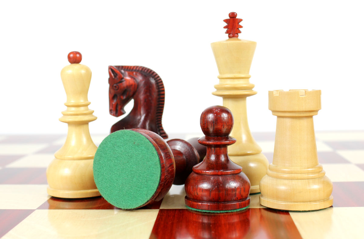 All chess pieces have felted bottom.
