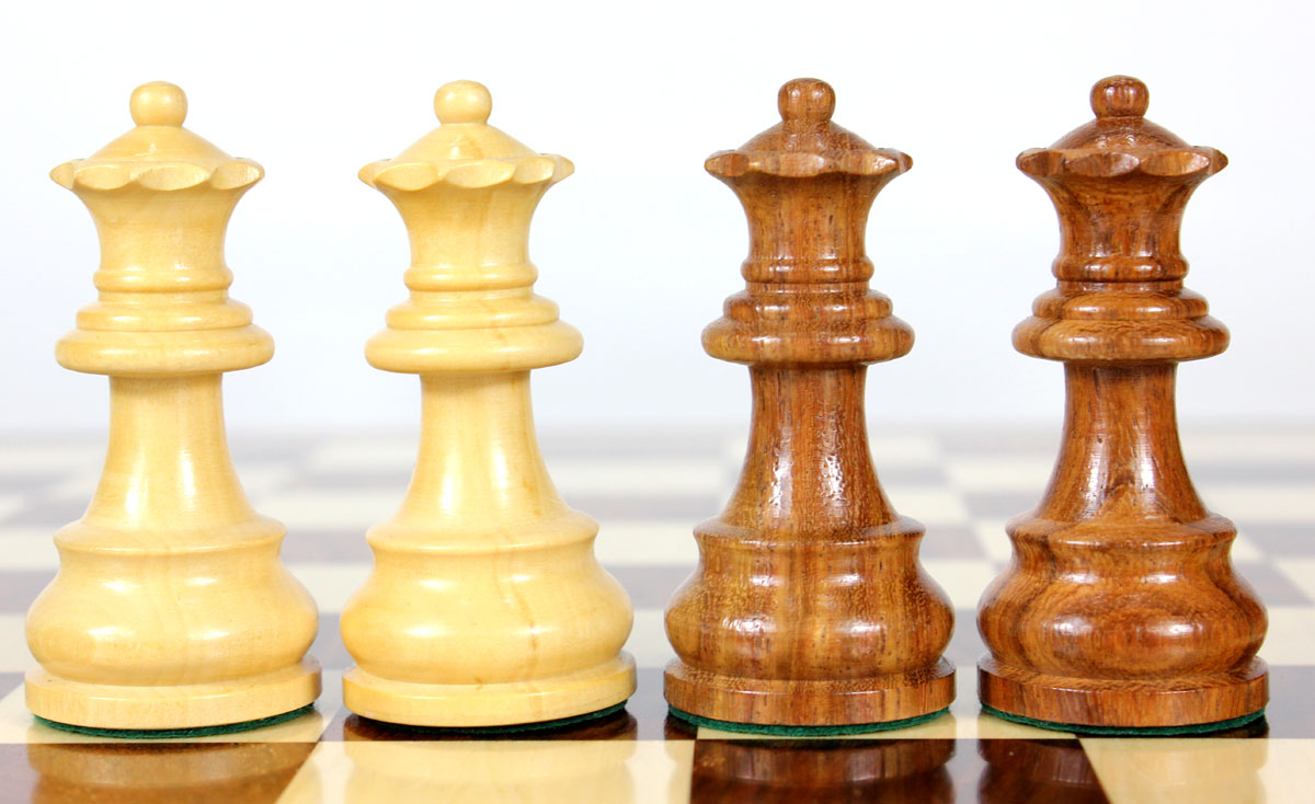 2 extra Queens provided with this set. Total 34 Chess Pieces.