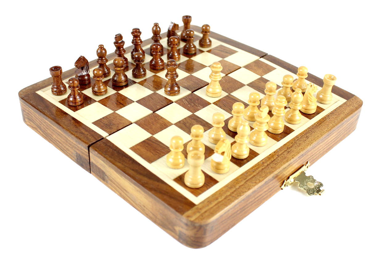 5" Folding chess board ideal for travelling purpose. King Height - 0.78" (20mm) King Base - 0.31" (8mm)