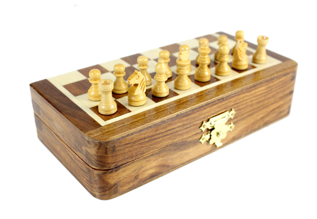 2 extra Queens provided with this set. Total 34 Chess Pieces.
