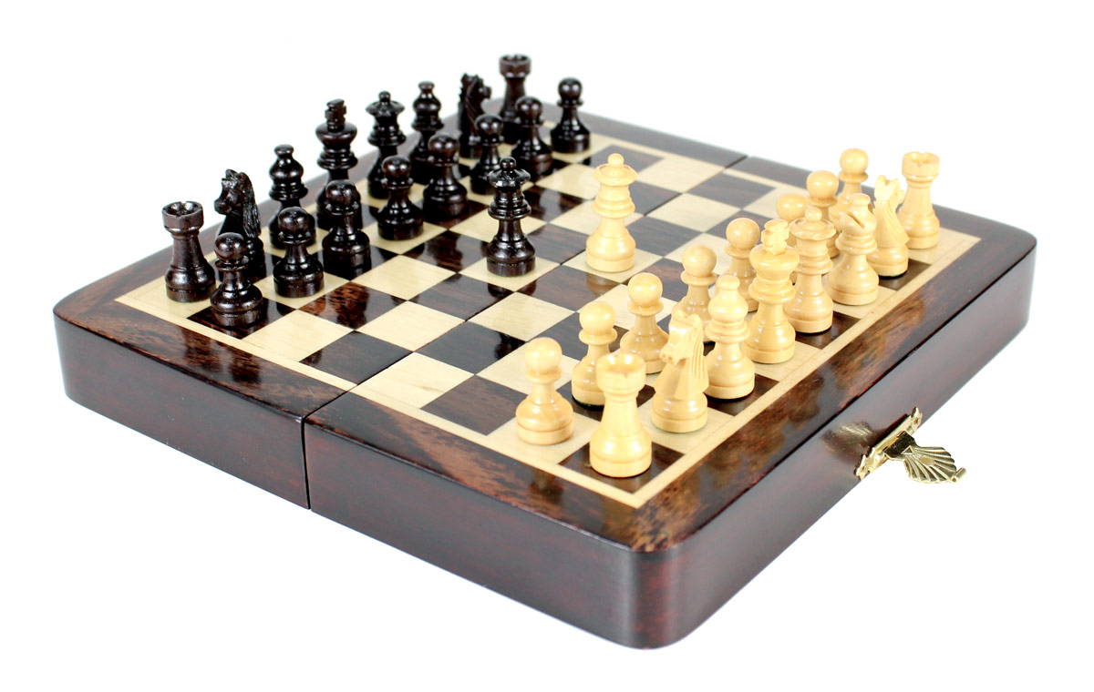 7.5" x 7.5" Folding chess board ideal for travelling purpose. King Height - 1.25" (32mm) King Base - 0.49" (12mm)