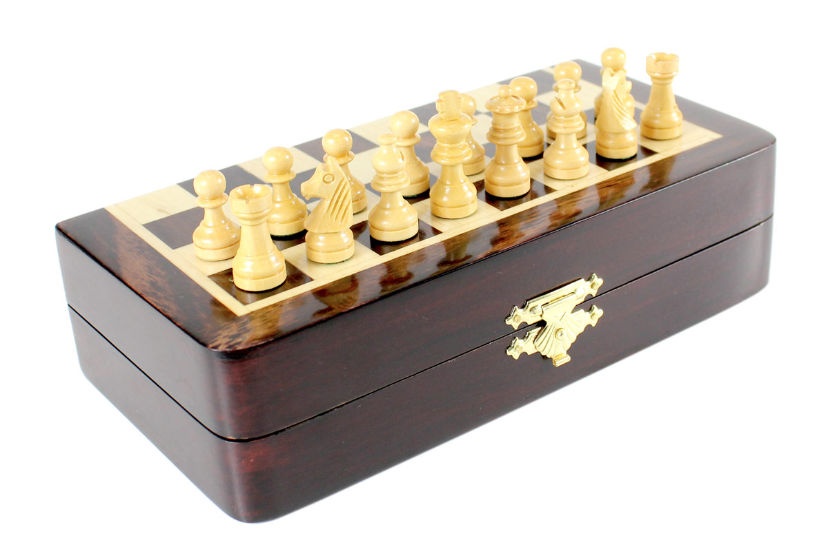 2 extra Queens provided with this set. Total 34 Chess Pieces.