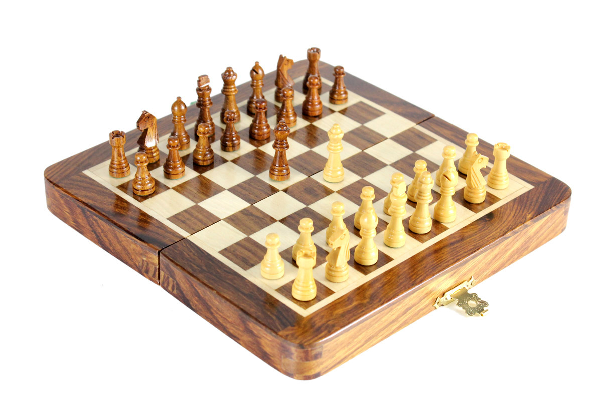 7.5" Folding chess board ideal for travelling purpose. King Height - 1.25" (32mm) King Base - 0.49" (12mm)