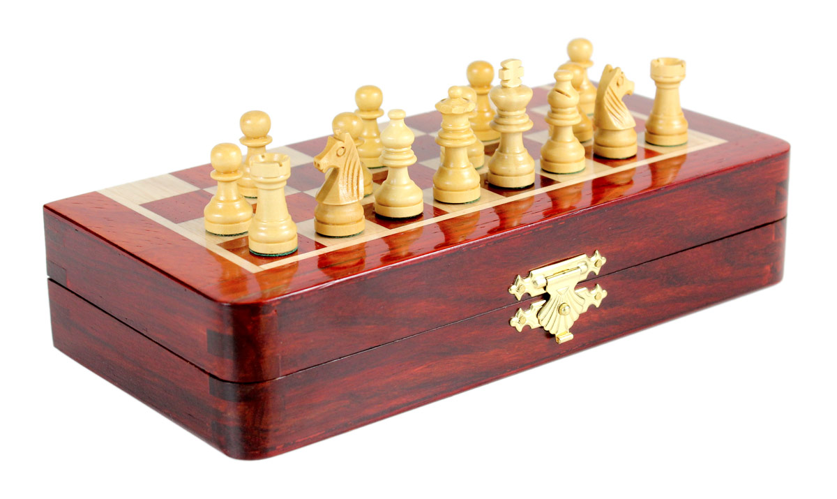 2 extra Queens provided with this set. Total 34 Chess Pieces.