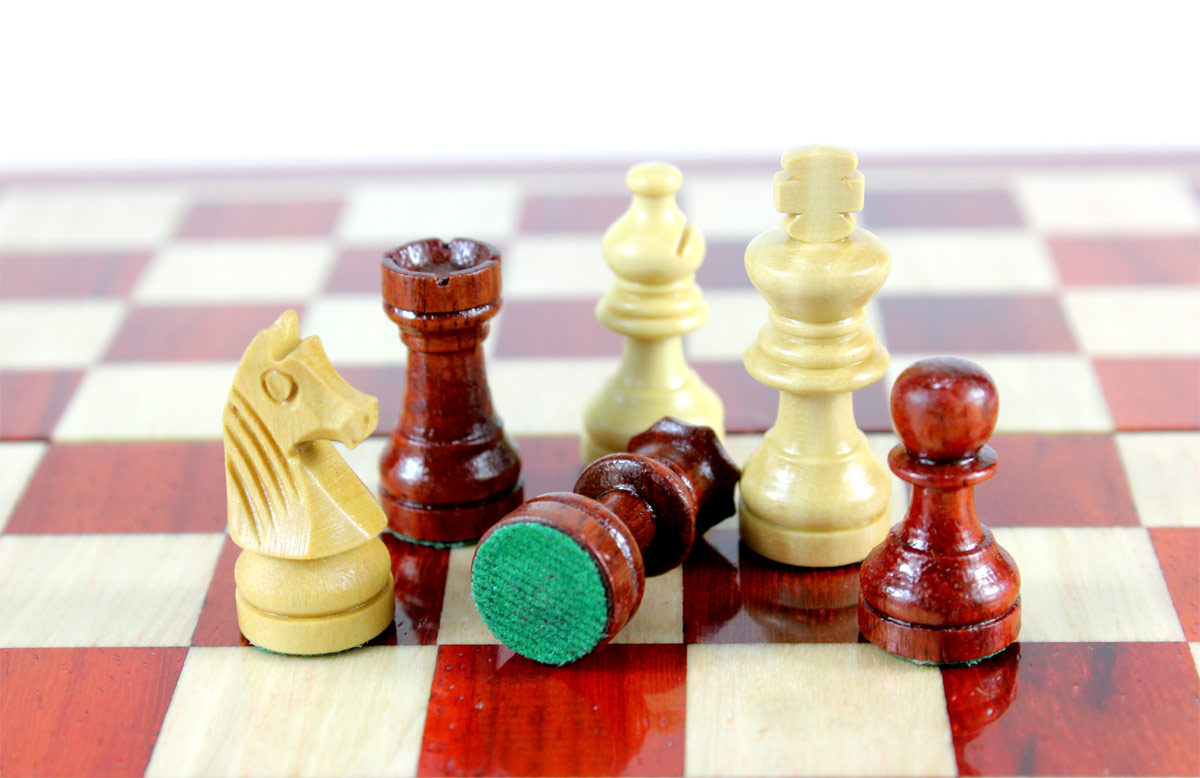 All chess pieces have felted bottom.  The weight of the chess set is 0.936 lbs (425 grams)