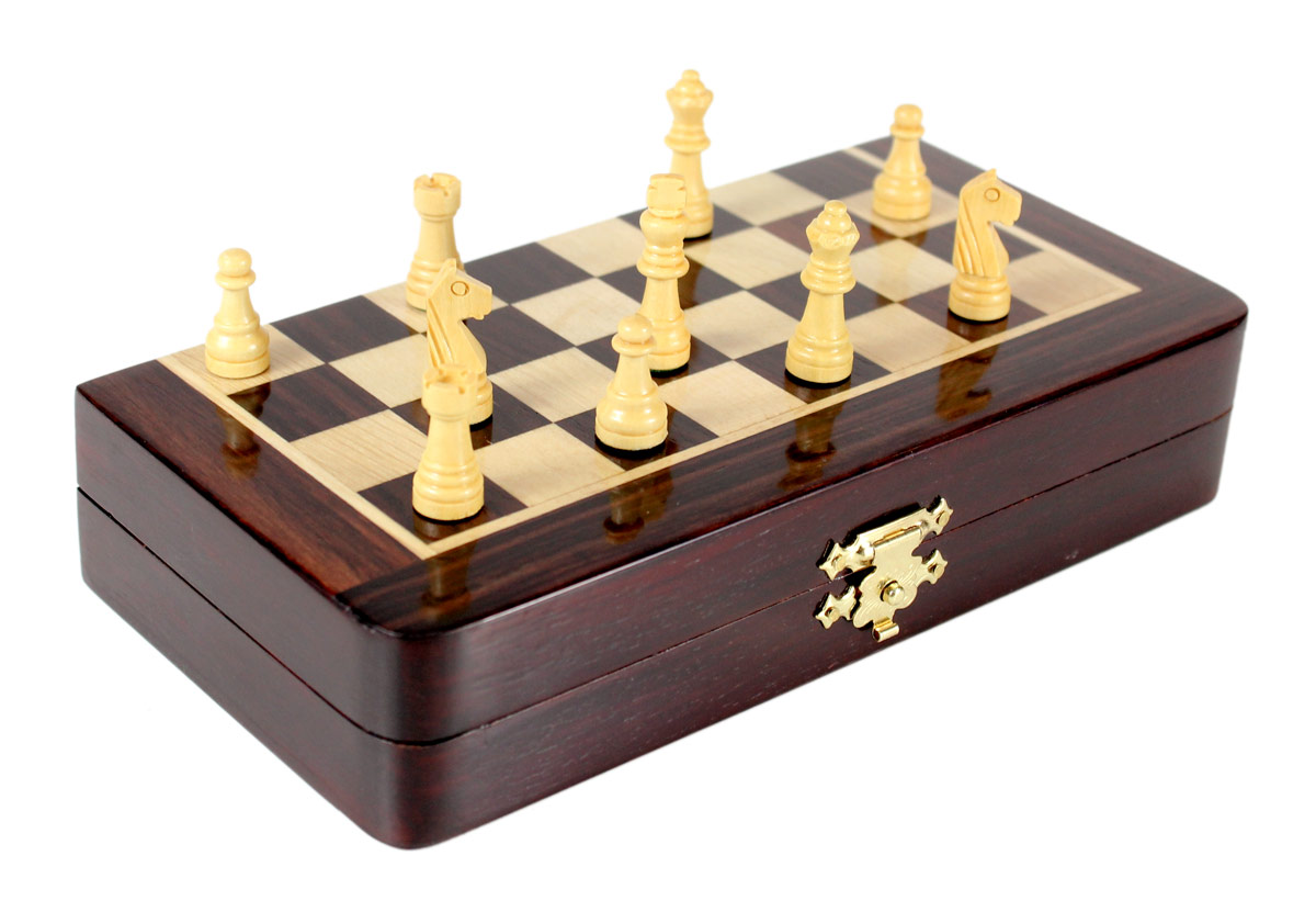 2 extra Queens provided with this set. Total 34 Chess Pieces.