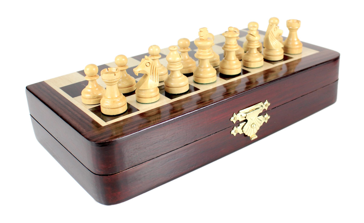 2 extra Queens provided with this set. Total 34 Chess Pieces.