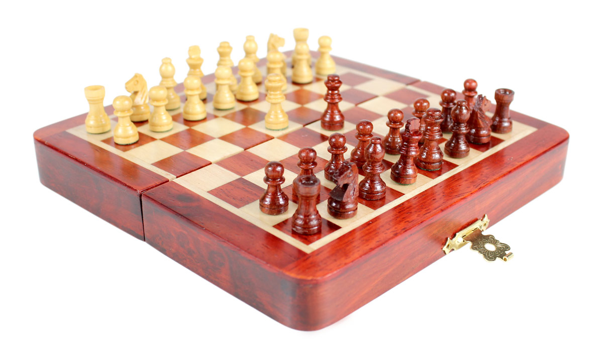 5" x 5" Folding chess board ideal for travelling purpose. King Height - 0.78" (20mm) King Base - 0.31" (8mm)