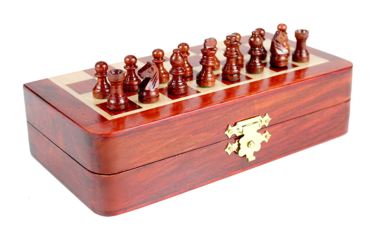 2 extra Queens provided with this set. Total 34 Chess Pieces.