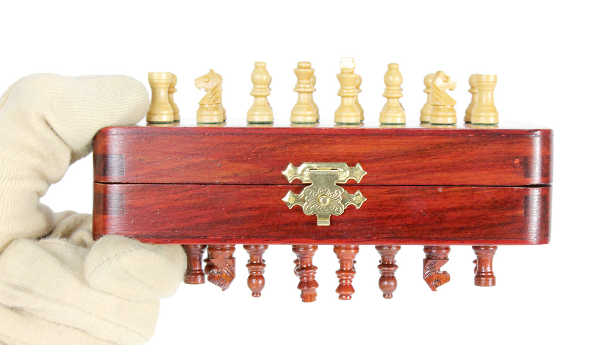 Strong magnets do not let the chess pieces fall off even if the box is positioned upside down.