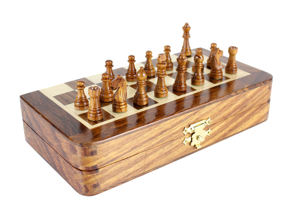 2 extra Queens provided with this set. Total 34 Chess Pieces.