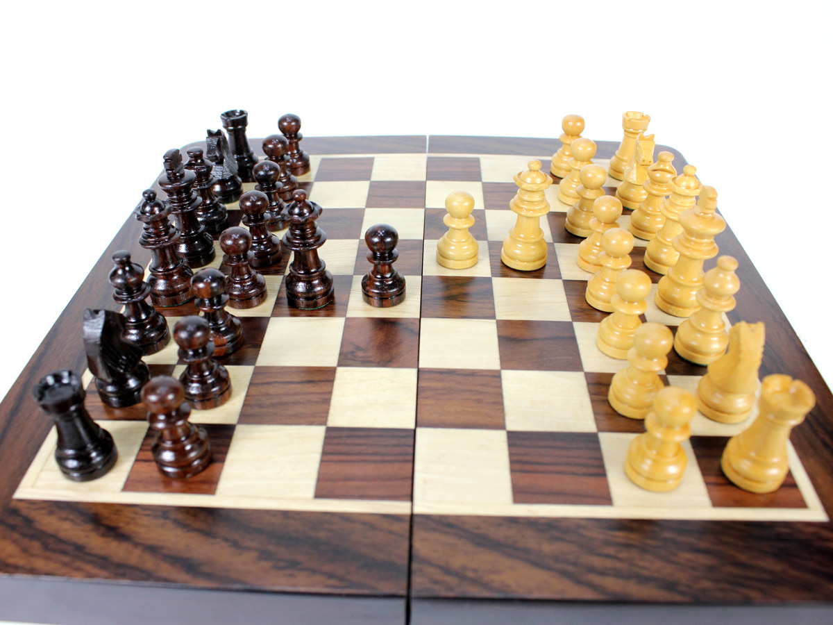 2 Extra queens and pawns provided with chess set