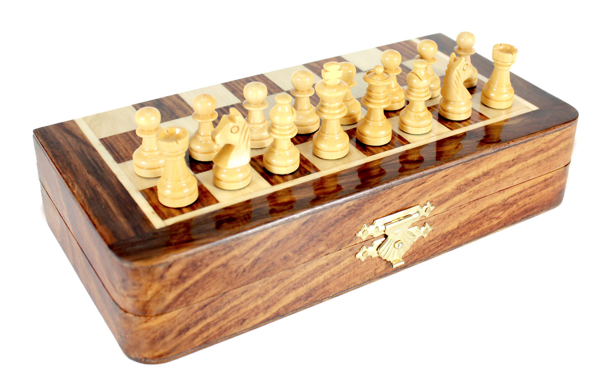 2 extra Queens provided with this set. Total 34 Chess Pieces.