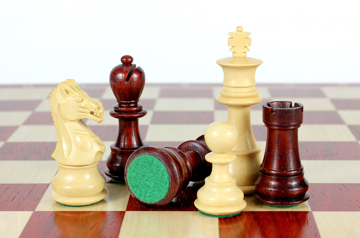 All chess pieces have felted bottom.