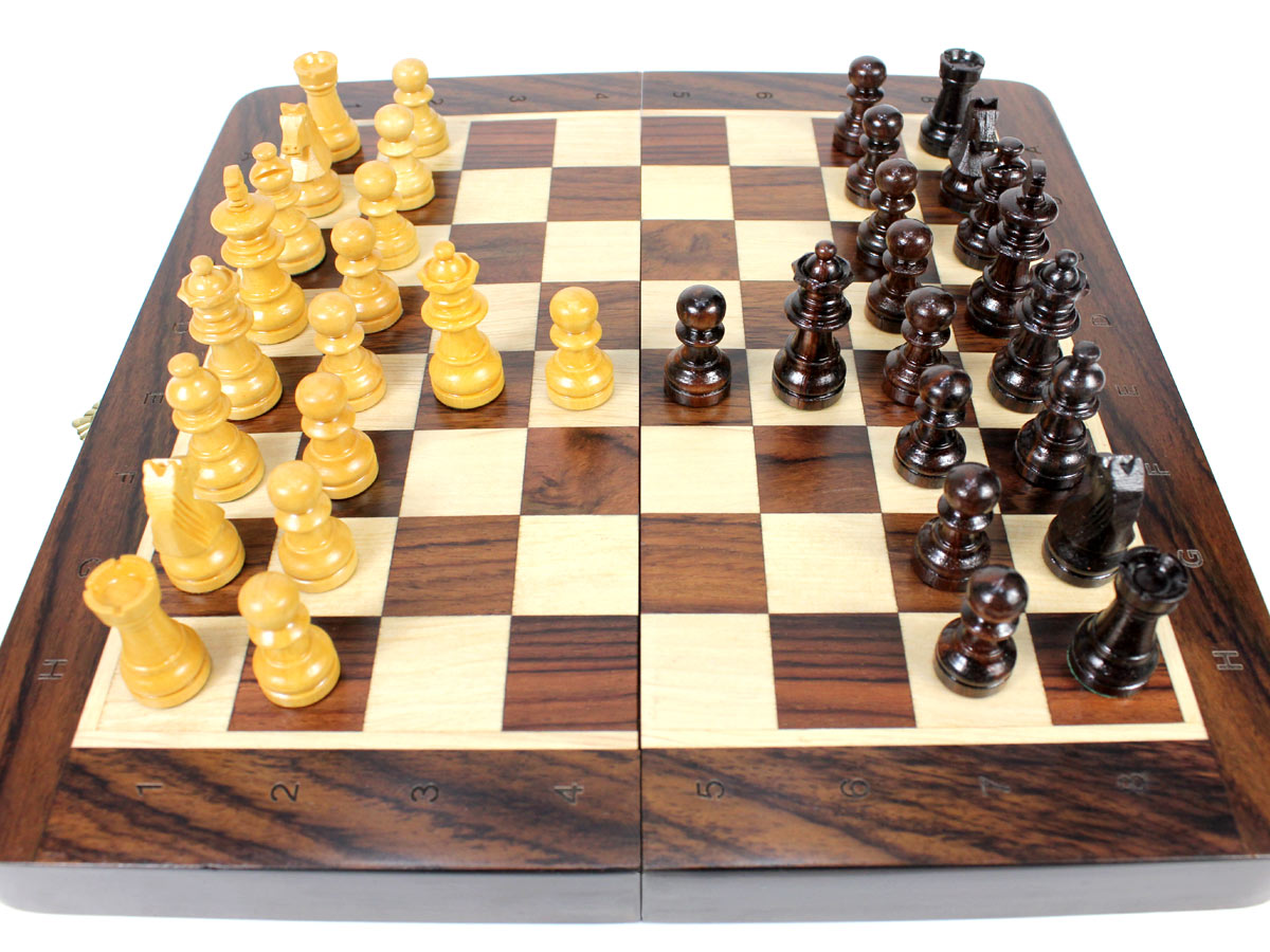 2 Extra queens and pawns provided with chess set