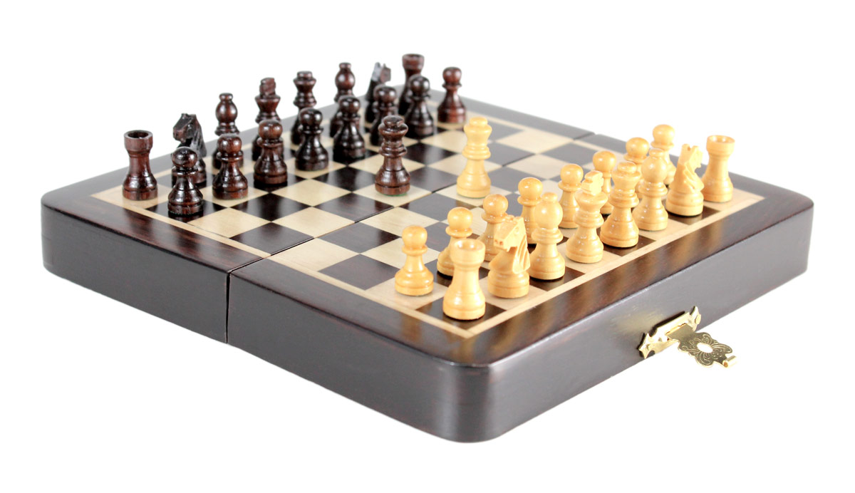 5" x 5" Folding chess board ideal for travelling purpose. King Height - 0.78" (20mm) King Base - 0.31" (8mm)