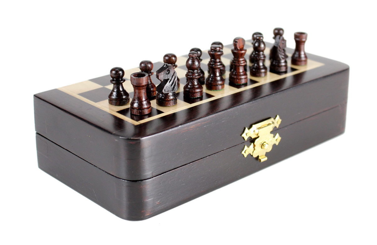 2 extra Queens provided with this set. Total 34 Chess Pieces.