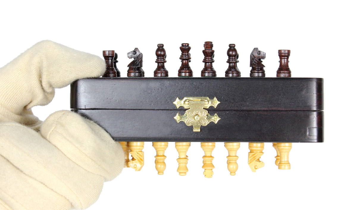 Strong magnets do not let the chess pieces fall off even if the box is positioned upside down.