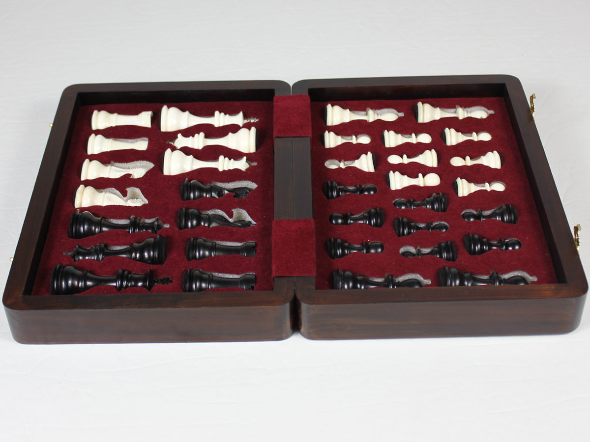 Inner view of Presentation chess box with pieces in its place
